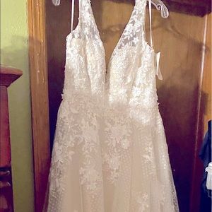 Maggie sotero wedding gown. Fitted but never worn. Size 16. Beautiful dress!